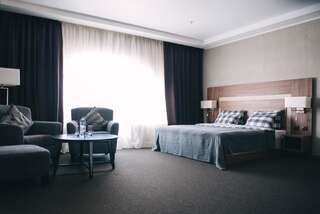 Отель Hotel Fessla Костанай Люкс с кроватью размера «king-size»-2