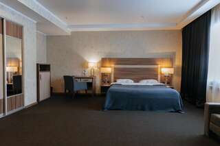 Отель Hotel Fessla Костанай Люкс с кроватью размера «king-size»-1